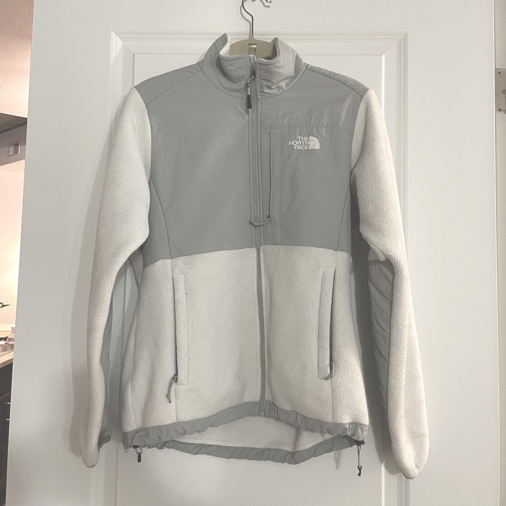 White North Face Fleece size small. Perfect for fall into winter.